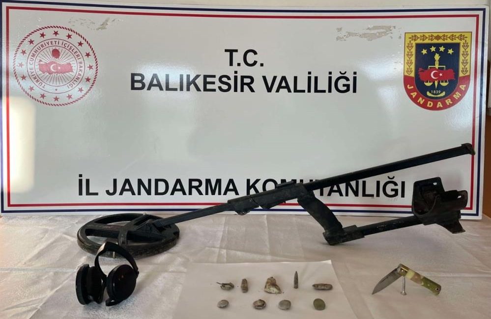 Jandarma, kültür ve tabiat varlıkları kaçakçılarını yakaladı Jandarma tarafından yapılan çalışmada 4 adet sikke ve Kurtuluş Savaşında