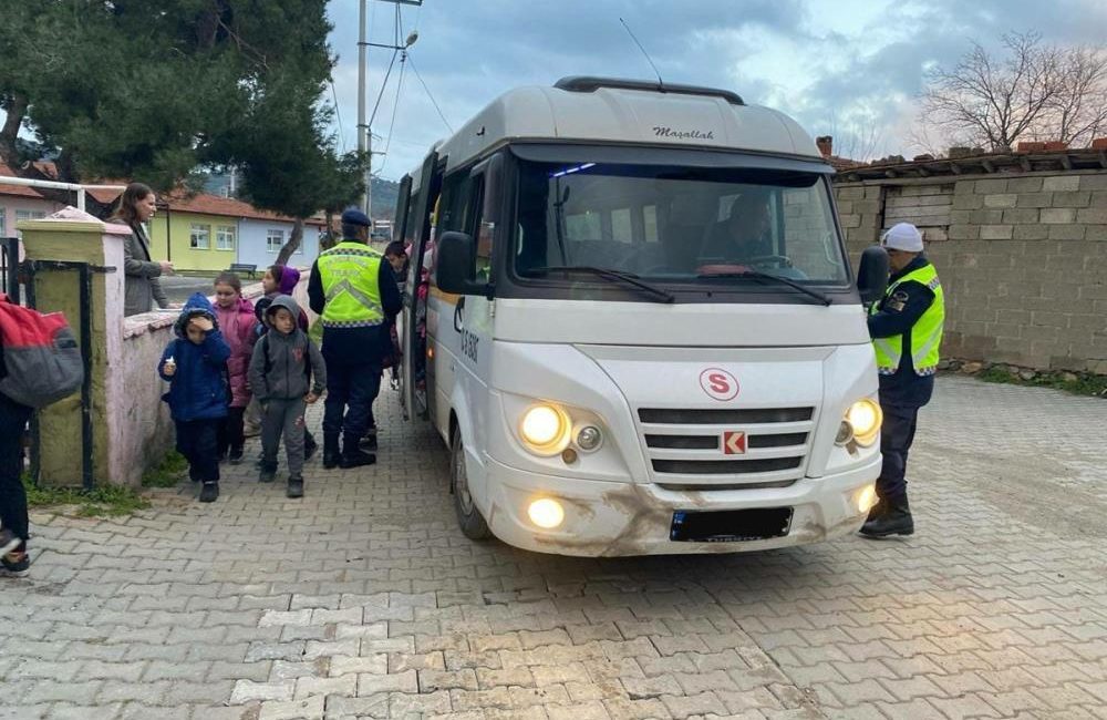 Balıkesir’de jandarma ekipleri kırsal mahallerdeki okul önleri ve çevrelerinde gerçekleştirdiği