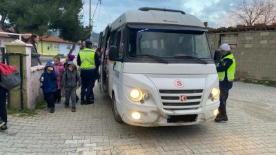 Balıkesir’de jandarma ekipleri kırsal mahallerdeki okul önleri ve çevrelerinde gerçekleştirdiği