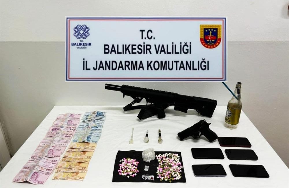 Balıkesir’de jandarma ekipleri, uyuşturucu madde imal ve ticareti yaptığını tespit