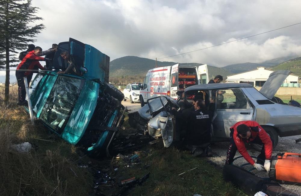  Burdur’un Bucak ilçesinde iki otomobilin kafa kafaya çarpışması sonucu 4