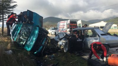  Burdur’un Bucak ilçesinde iki otomobilin kafa kafaya çarpışması sonucu 4