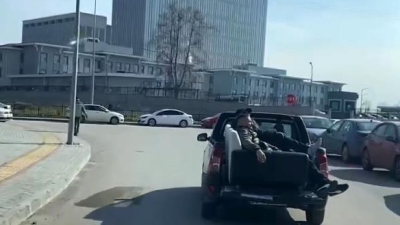 Bursa’da 2 kişinin kamyonet kasasındaki tehlikeli yolculuğu kameralara yansıdı.Olay, merkez