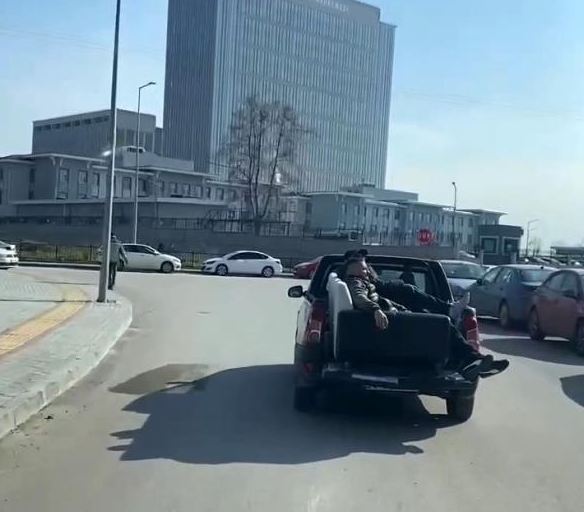 Bursa’da 2 kişinin kamyonet kasasındaki tehlikeli yolculuğu kameralara yansıdı.Olay, merkez