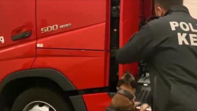 Edirne’deki Kapıkule Sınır Kapısı’nda bir tırda yangın söndürme tüplerine zulalanmış