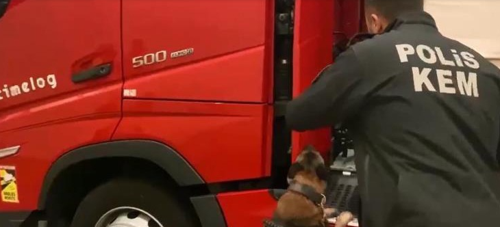 Edirne’deki Kapıkule Sınır Kapısı’nda bir tırda yangın söndürme tüplerine zulalanmış