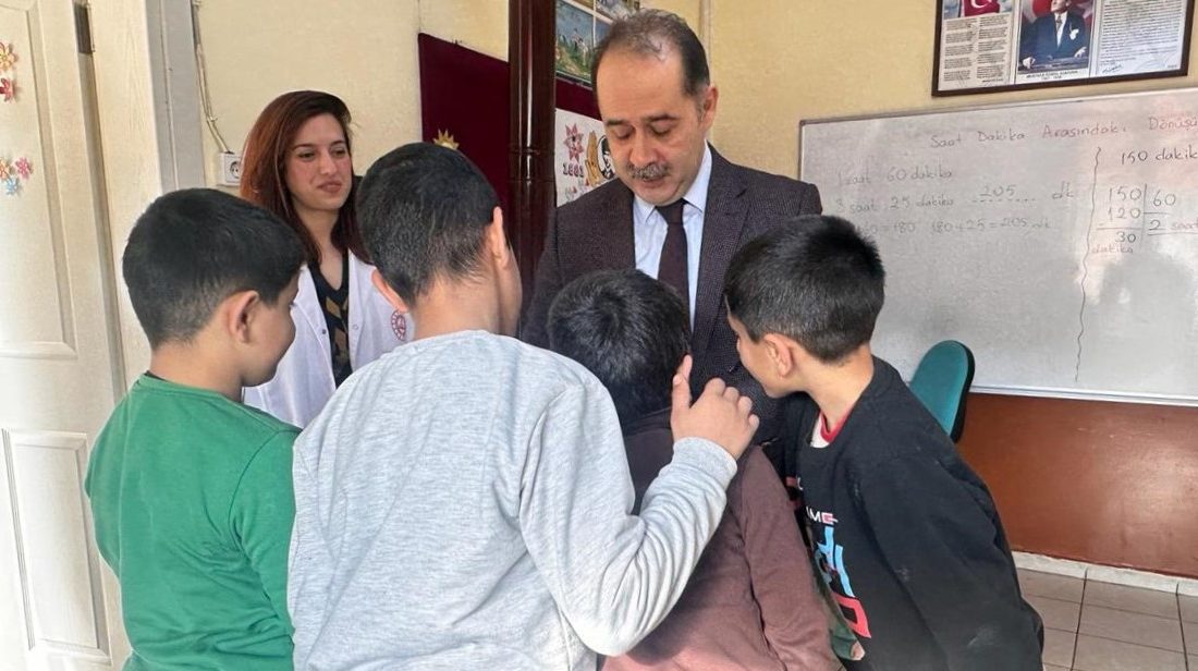Kaymakam Aksakal’dan Çalışkanlar ziyareti Bandırma Kaymakamı Engin Aksakal, Çalışkanlar İlkokulu’nu ziyaret ederek öğrenciler ile