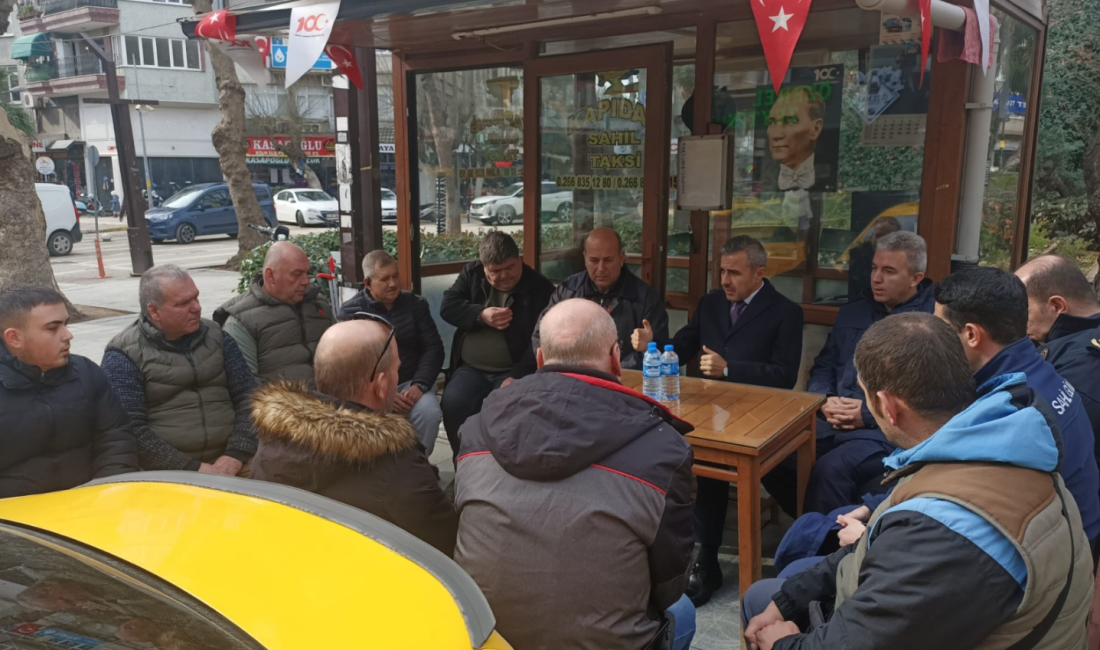 Kaymakam Atasoy Erdek’in taksi esnafı ile bir arada Erdek Kaymakamı Atakan Atasoy, beraberinde kolluk birim amirleri ile taksici