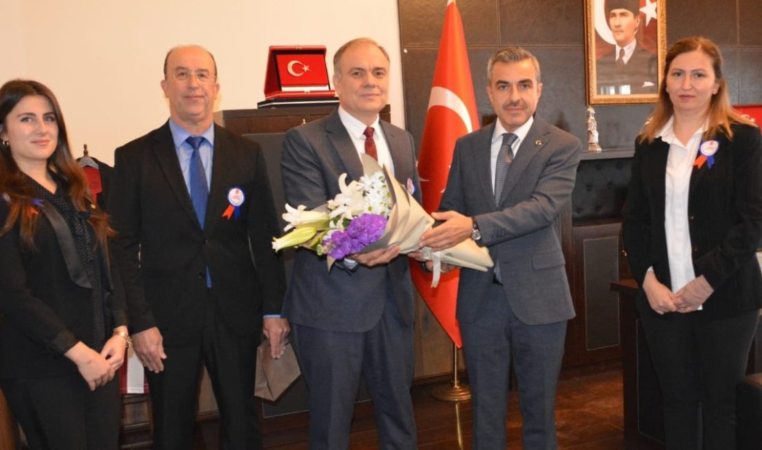 Kaymakam Atasoy, Vergi Haftası’nı unutmadı Erdek Kaymakamı Atakan Atasoy, Vergi Haftası’nda Erdek Vergi Dairesi Müdürü’nü