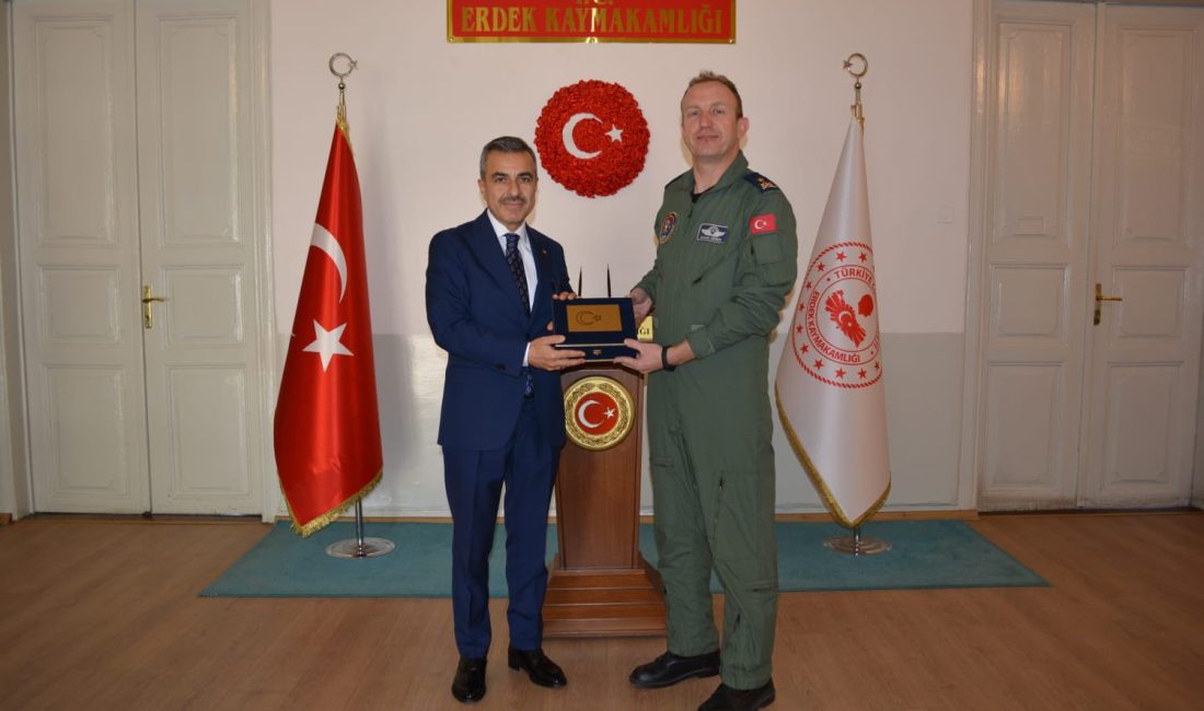 Kaymakam Atasoy, konuklarını ağırladı Erdek Kaymakamı Atakan Atasoy, Balıkesir Cumhuriyet Başsavcısı ve Bandırma Garnizon