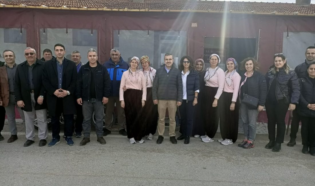 Kaymakam Atasoy, kurum amirleri ile bir arada Erdek Kaymakamı Atakan Atasoy, Ballıpınar Kadın Kooperatifi’nde kurum amirleri ve