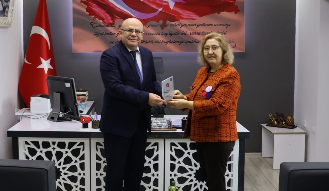 Kaymakam Köken, Müdüre Kılıç’ın Vergi Haftası’nı kutladı Kaymakam Köken, Vergi Haftası’nda Vergi Dairesi Müdüresi İlçin Kılıç’ı makamında