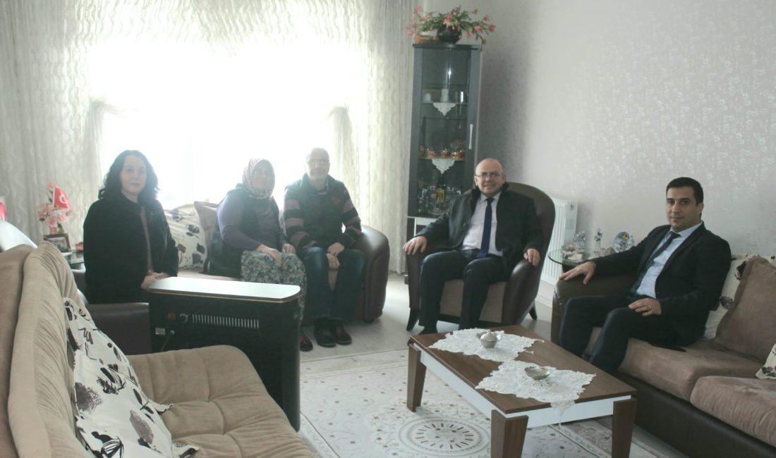 Kaymakam Köken Susurluklu gaziyi unutmadı Susurluk Kaymakamı Muammer Köken, Susurluklu Kıbrıs Gazisini ziyaret ederek sohbet