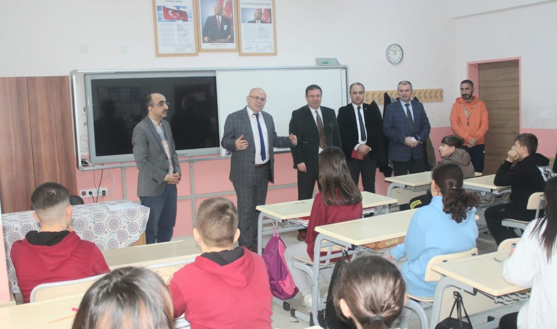 Kaymakam Köken öğrenciler ile bir arada Susurluk Kaymakamı Muammer Köken, ikinci dönemin başlamasının ardından öğrenciler ile