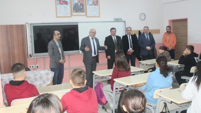 Susurluk Kaymakamı Muammer Köken, ikinci dönemin başlamasının ardından öğrenciler ile