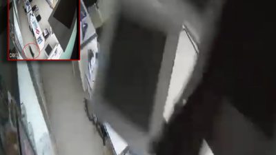 Bursa’da çöken gözlükçü tavanından aşağı kedi düştü. Düşen kedinin korku