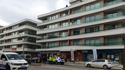 Edremit’te kız arkadaşı ile tartışan genç, 5 katlı apartmanın çatısına