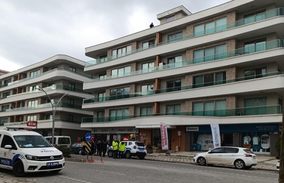 Edremit’te kız arkadaşı ile tartışan genç, 5 katlı apartmanın çatısına
