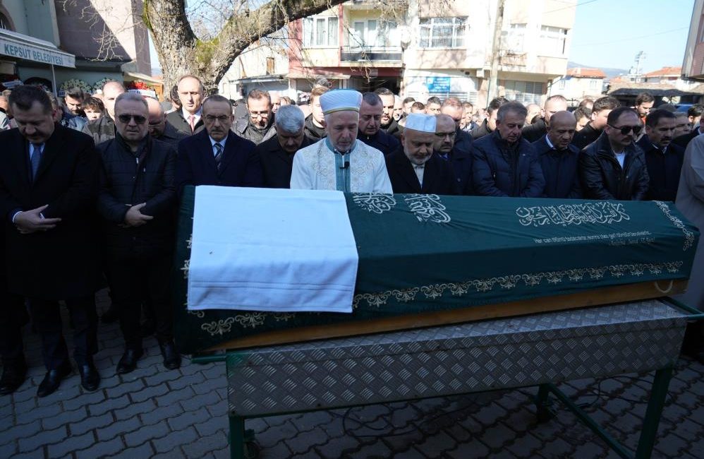 Kocaeli ve Balıkesir protokolü cenazede buluştu Kocaeli Büyükşehir Belediye Başkanı Tahir Büyükakın’ın eşi Kocaeli Üniversitesi’nde görevli