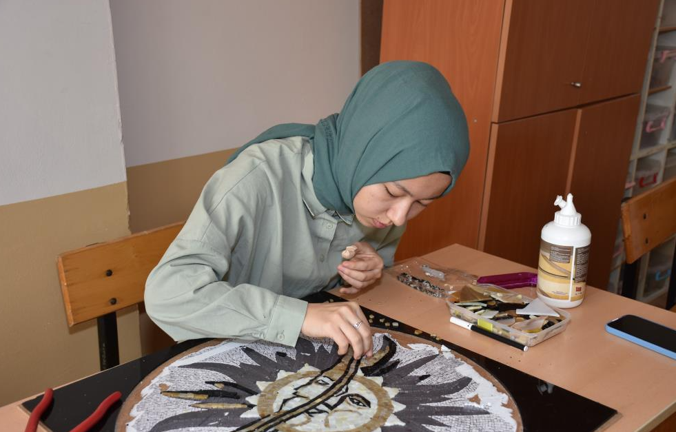 Sakarya’nın Hendek ilçesinde aldıkları kurs sayesinde küçük ve renkli cam