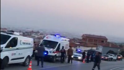 Balıkesir’de sürücünün direksiyon hakimiyetini kaybettiği kamyon şarampole yuvarlandı. Feci kazada