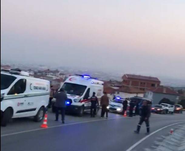 Kontrolden çıkan kamyon şarampole yuvarlandı: 2 ölü Balıkesir’de sürücünün direksiyon hakimiyetini kaybettiği kamyon şarampole yuvarlandı. Feci kazada
