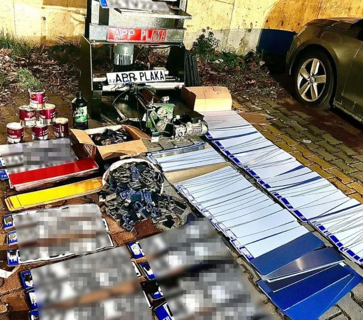 Kağıthane’de polis ekipleri, ihbar üzerine bir kuaföre yaptığı baskında sahte