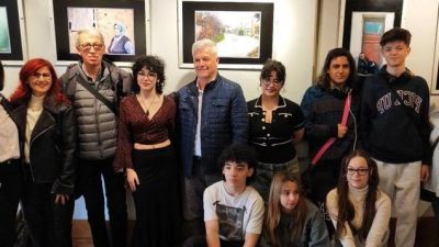 Balıkesir’de öğrenciler sanat sergisinde eserleri inceleyerek Başkan Sipahi ile karşılıklı