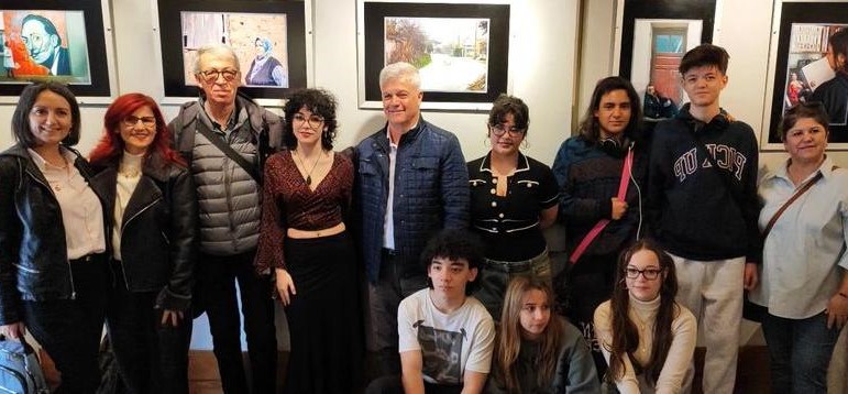 Balıkesir’de öğrenciler sanat sergisinde eserleri inceleyerek Başkan Sipahi ile karşılıklı