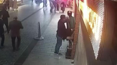 Eyüpsultan’da bir hırsız, mağazanın önünde duran mankenin üzerindeki montu kaşla