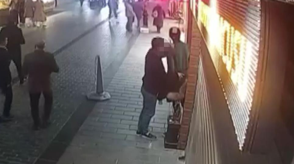Eyüpsultan’da bir hırsız, mağazanın önünde duran mankenin üzerindeki montu kaşla