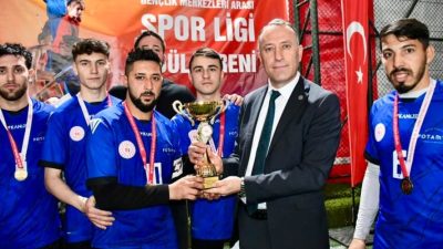 Balıkesir’de düzenlenen Gençlik Ligi Futbol Turnuvası’nda kazanan takımlar ödüllerini aldı.Balıkesir