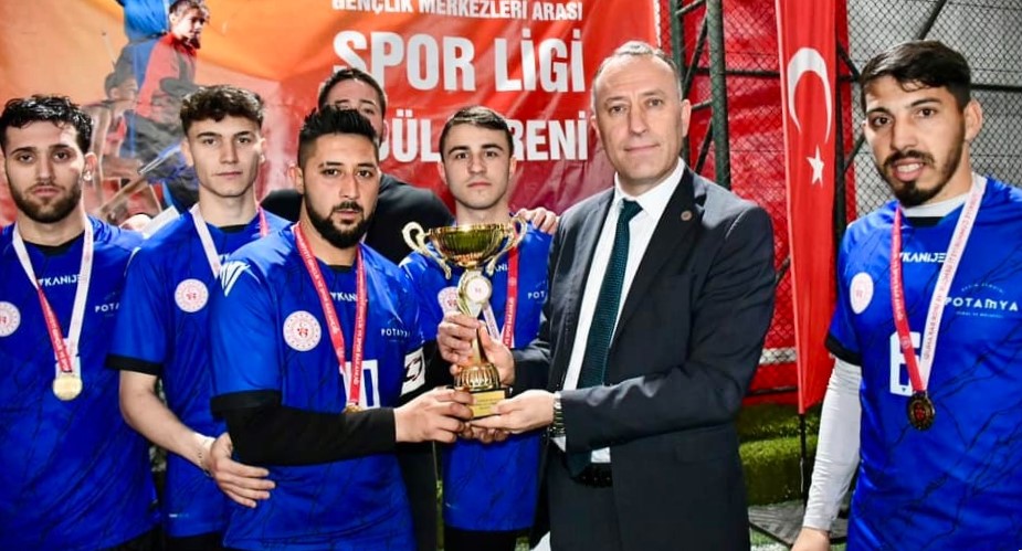 Manyas’ın takımı turnuvanın kazananı oldu Balıkesir’de düzenlenen Gençlik Ligi Futbol Turnuvası’nda kazanan takımlar ödüllerini aldı.Balıkesir