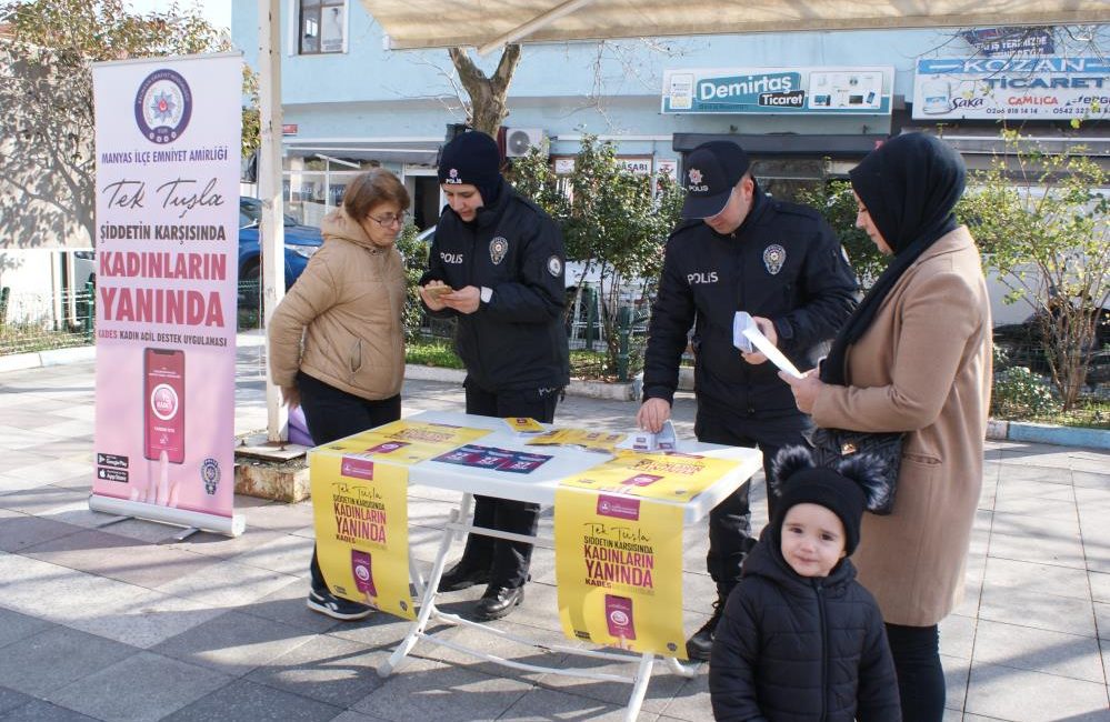 Manyas Emniyet Amirliği ekipleri telefonla dolandırıcılık konusunda vatandaşları broşürler dağıtarak