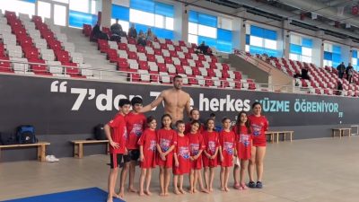 Milli Yüzücü Emre Sakcı, Balıkesir’de altyapı sporcularının antrenmanına katılarak deneyimlerini