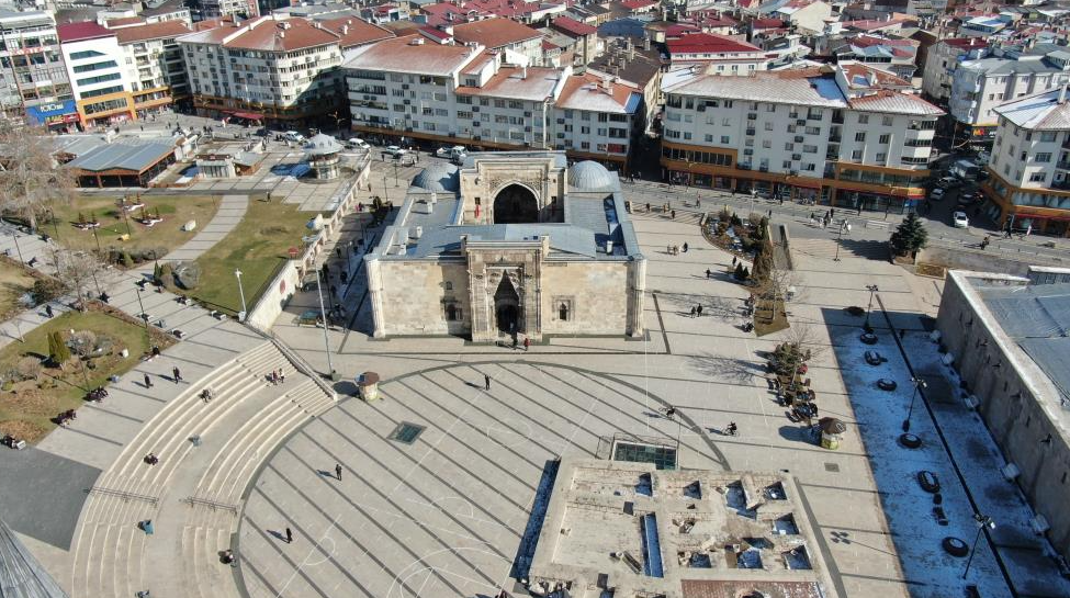 Sivas tarihi kent meydanında bulunan ve mimarı bilinmeyen Buruciye Medresesi,