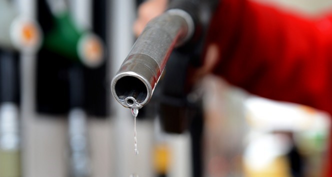 Motorinin litre fiyatı 45 lirayı geçti Motorinin litre fiyatına 2,56 lira zam geldi. Gelen zam ile