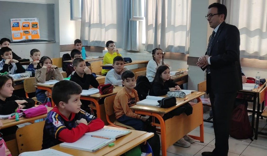 Müdür Aslan, ilkokul öğrencileriyle buluştu Hürriyet İlkokulu’nu ziyaret eden Müdür Aslan, minik öğrencilerle bir araya