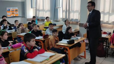 Hürriyet İlkokulu’nu ziyaret eden Müdür Aslan, minik öğrencilerle bir araya