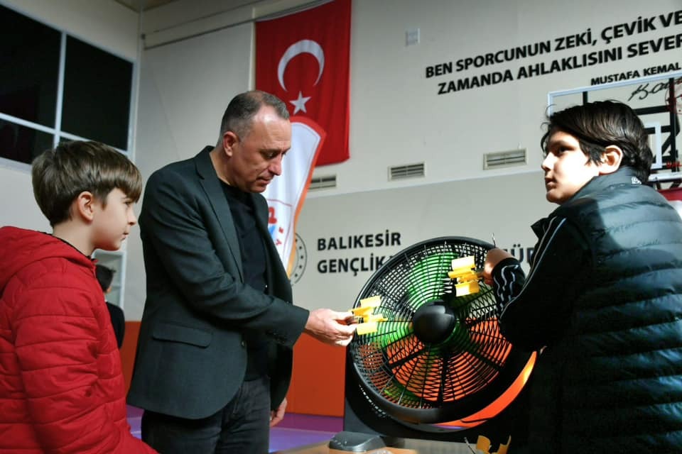 Müdür Özalp, öğrencilerin teknolojik keşiflerini inceledi Balıkesir Gençlik ve Spor İl Müdürü Âdem Özalp, Enerji Teknolojileri