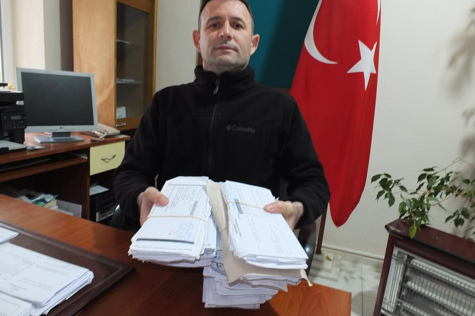 Burhaniye’de muhtarların başı zamanında alınmayan tebligatlarla dertte. Ayda yaklaşık 100