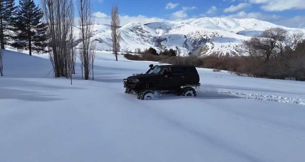 Erzincan kent merkezinde adeta yazdan kalma günler yaşanırken off road