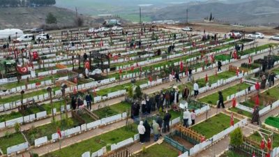 Adıyaman’da depremde yakınlarını kaybedenler, felaketin yıl dönümünde yeni mezarlığa akın