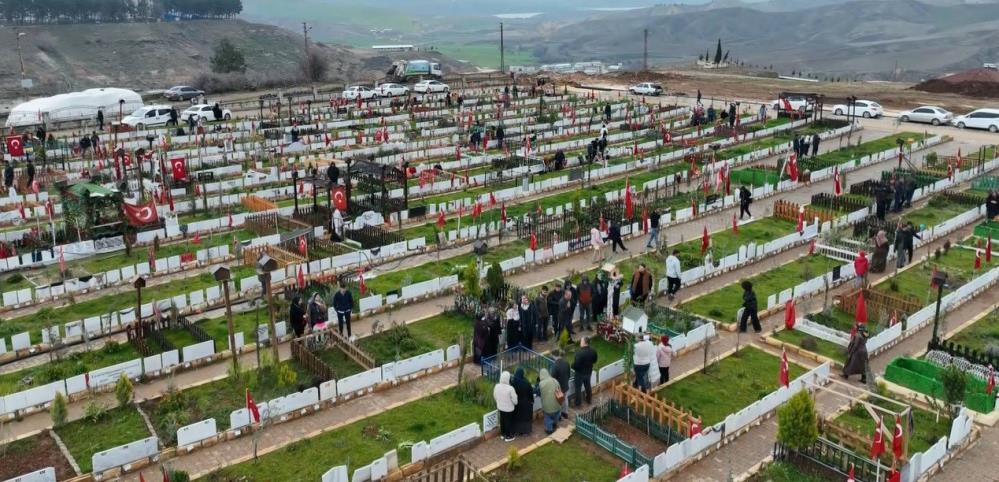Onlar için zaman 04.17’de durdu Adıyaman’da depremde yakınlarını kaybedenler, felaketin yıl dönümünde yeni mezarlığa akın