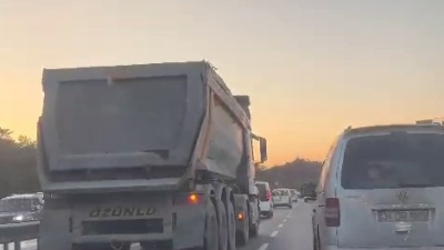 Arnavutköy’de Eski Edirne Asfaltı Caddesi’nde makas atarak ilerleyen hafriyat kamyonu,