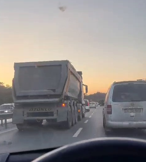 Arnavutköy’de Eski Edirne Asfaltı Caddesi’nde makas atarak ilerleyen hafriyat kamyonu,