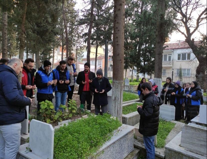Özalp, depremde hayatını kaybedenler için dua etti Balıkesir Gençlik ve Spor İl Müdürü ile personelleri depremde hayatını