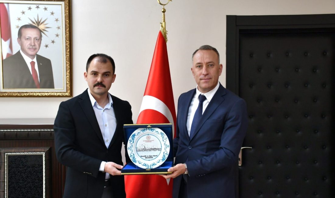 Özalp’ten Kepsut Kaymakamı’na ziyaret Kepsut Kaymakamı, Balıkesir Gençlik ve Spor İl Müdürü’nü makamında ağırladı.Balıkesir