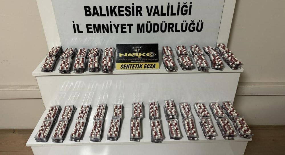 Polisin durdurduğu araç uyuşturucu deposu çıktı Balıkesir’de polis ekiplerinin durdurdukları araçta 2 bin 767 adet sentetik
