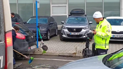 Maltepe’de beton taşıyan mikser, kırmızı ışıkta beklediği sırada yola bir